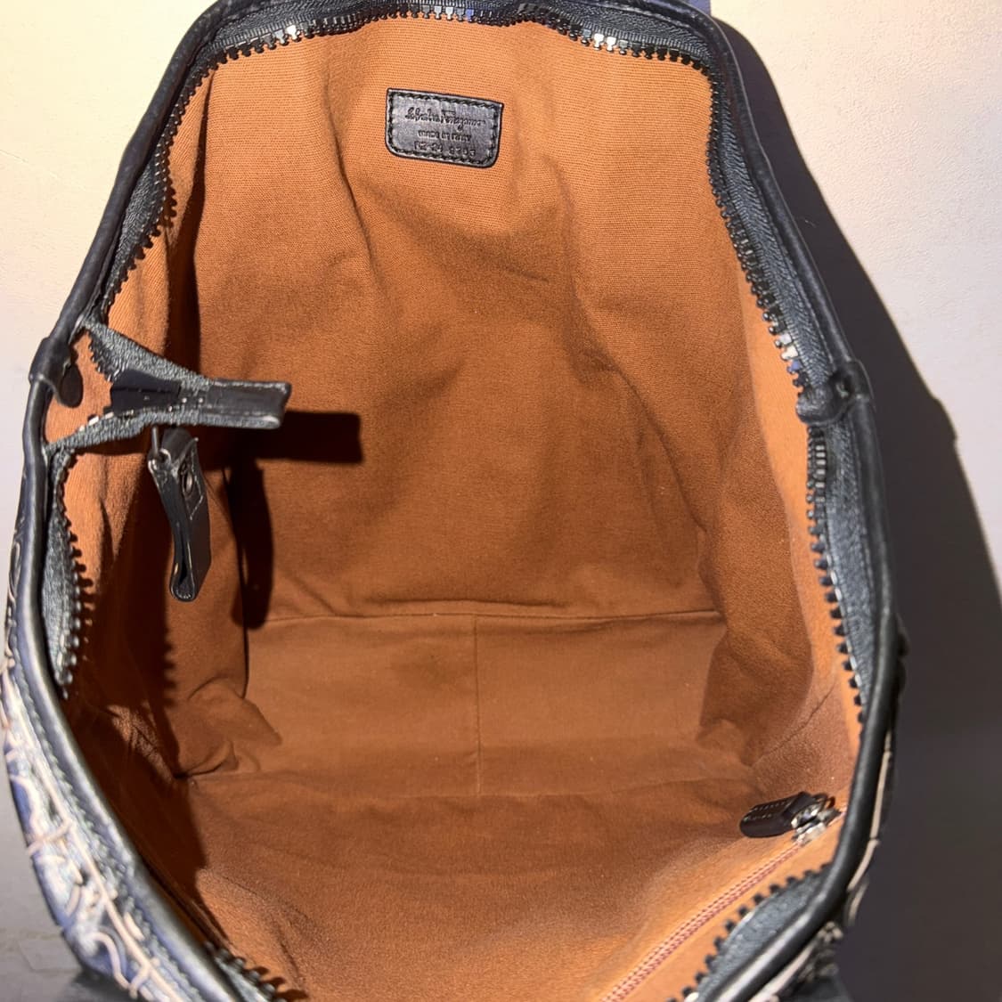 살바토레 페라가모 간치니 패턴 PVC 남성 토트백 상품이미지9