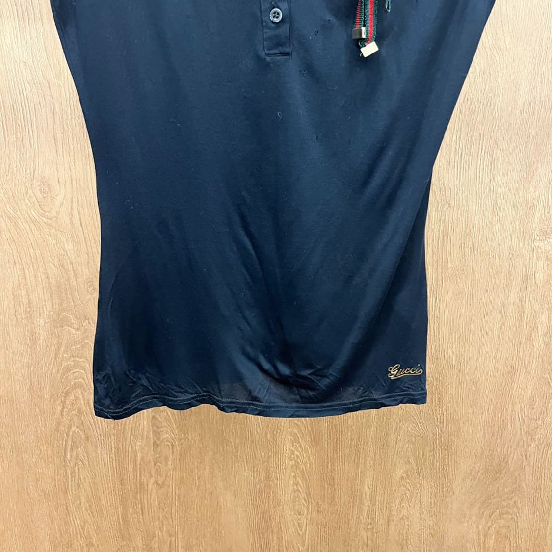 구찌 반팔 티셔츠 헨리넥 사이드 리본 밑단 로고 프린팅 디테일 네이비 상품이미지5