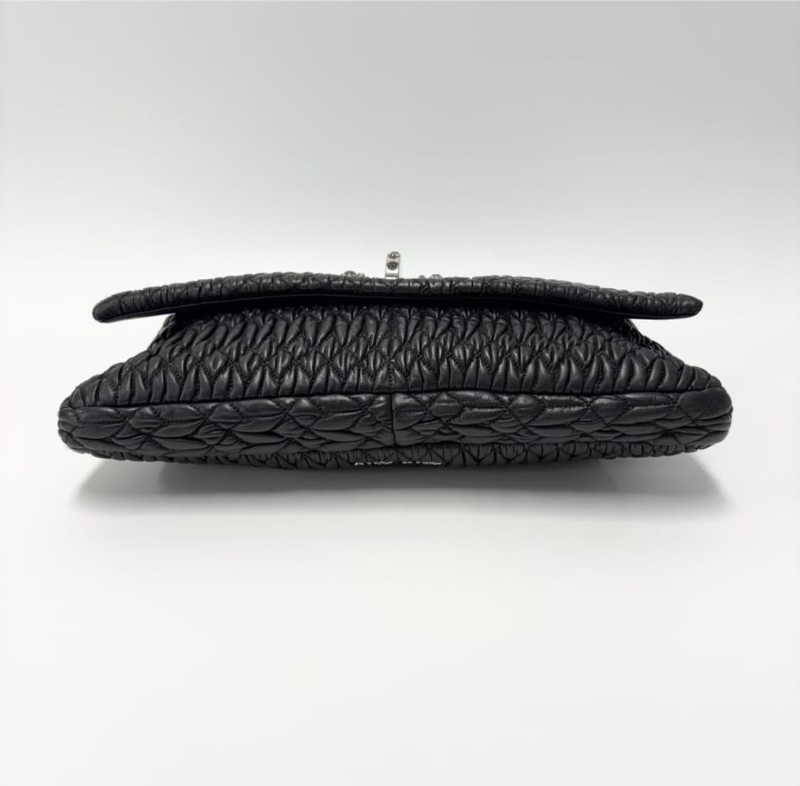 미우미우 아이코닉 나파 크리스탈 숄더백 상품이미지2