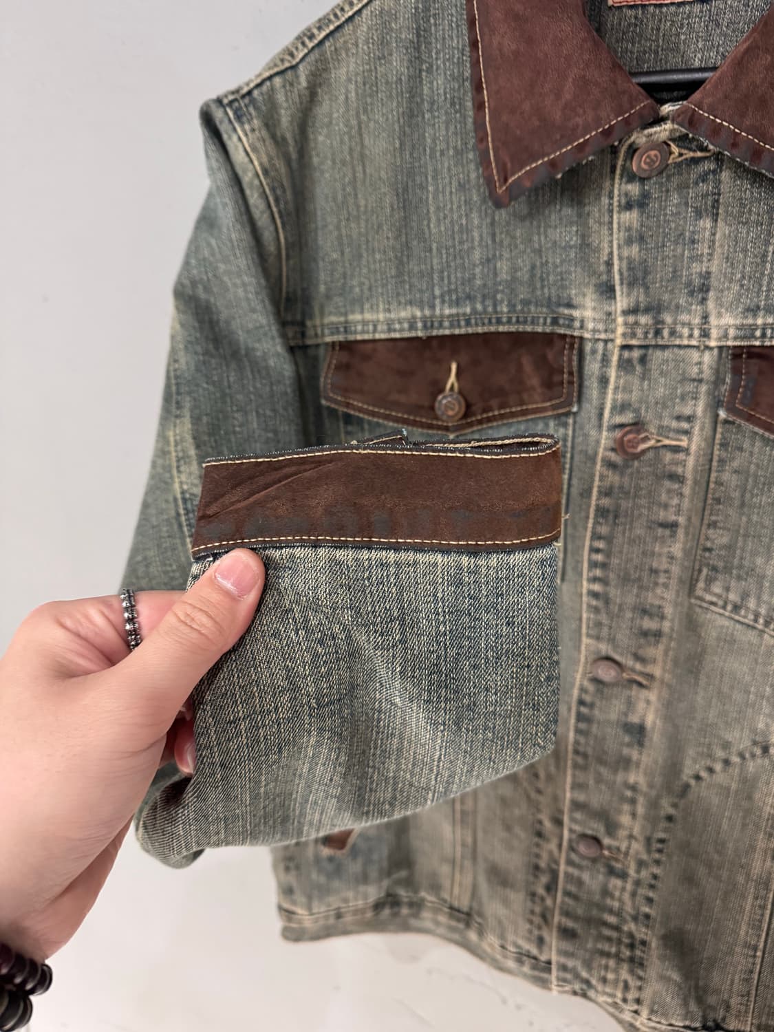 Brenda 워싱 스웨이드 디테일 데님 트러커자켓 상품이미지7