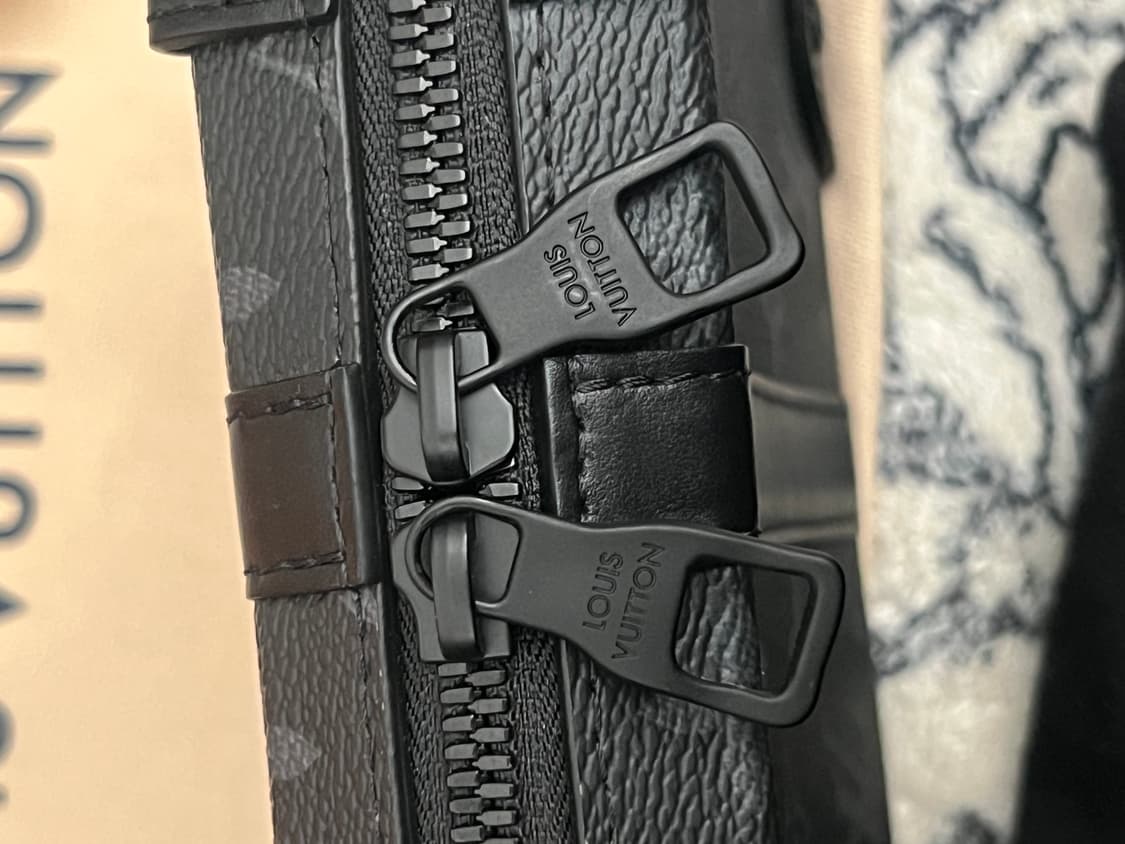 루이비통 소프트 트렁크 월렛 모노그램 이클립스 상품이미지4