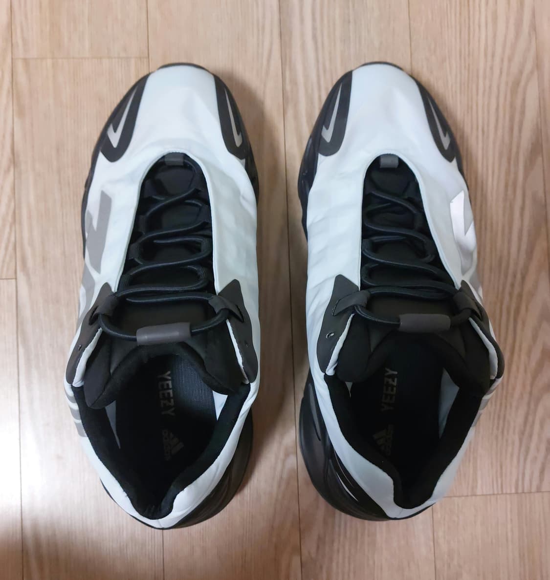 아디다스 이지 부스트 700 MNVN 블루 틴트 상품이미지5