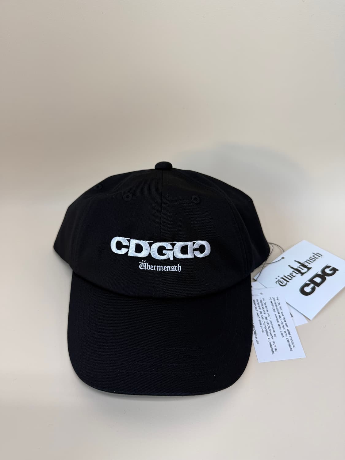 지드래곤 x CDG 위버멘쉬 CDGDC 로고 캡 블랙 상품이미지1