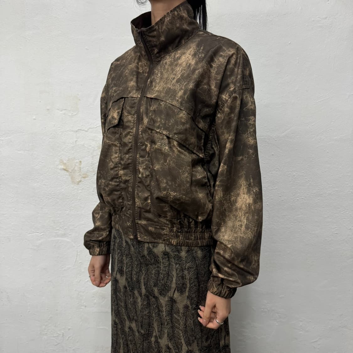 빔즈(BEAMS) 25ss 브라운컬러 다잉 패턴 와이딩 쇼트 블루종 자켓 상품이미지1