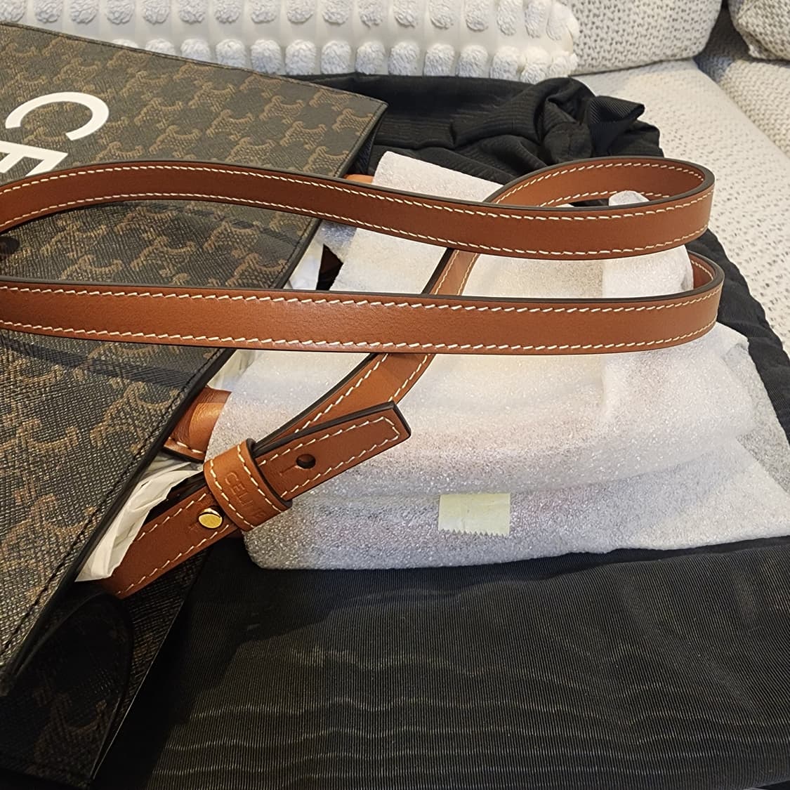 새상품급 셀린느 트리오페 캔버스 버티컬 카바스 스몰 토트백 블랙 탄 상품이미지9