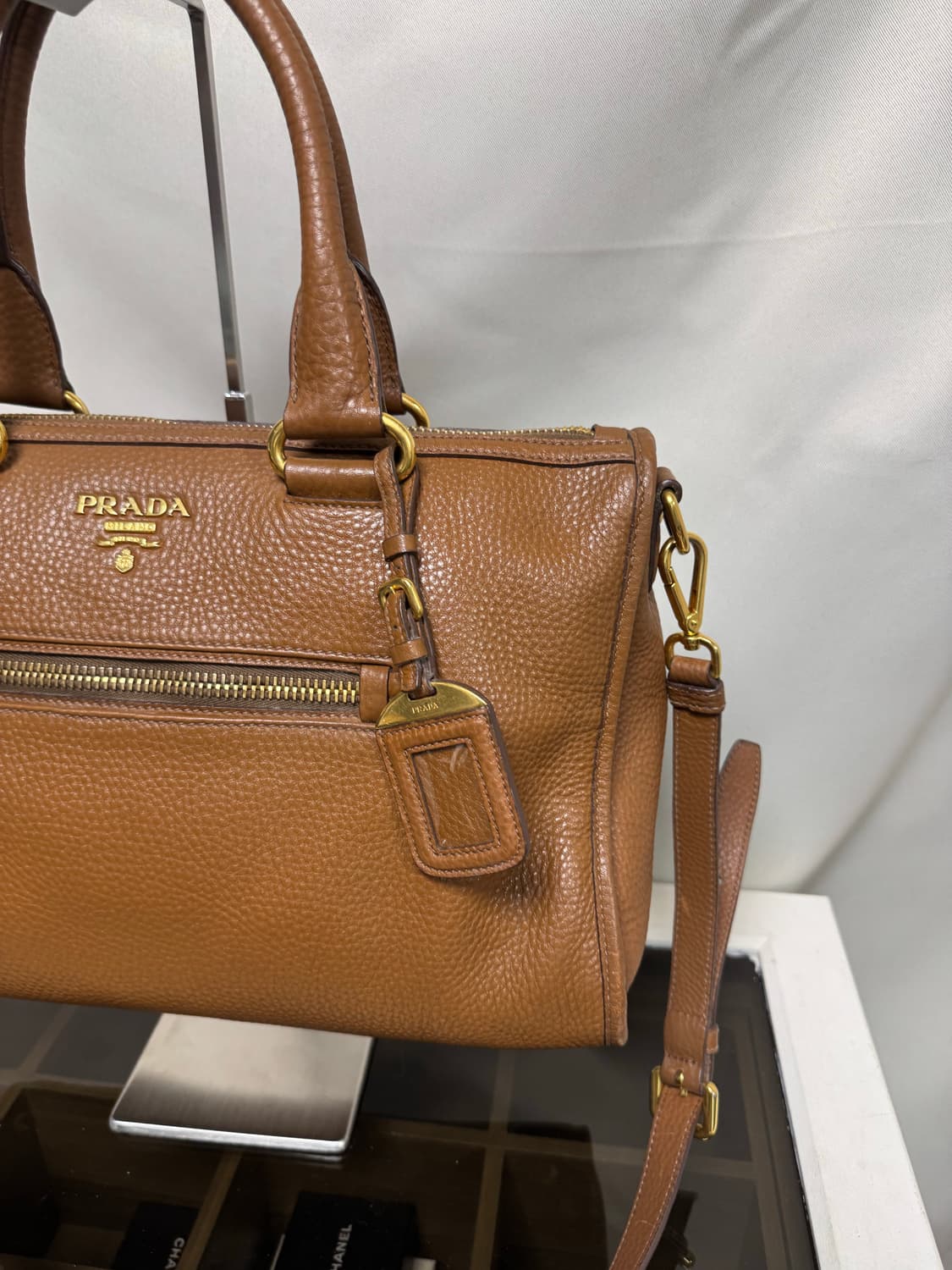 정품 프라다 레더 모터백 상품이미지3