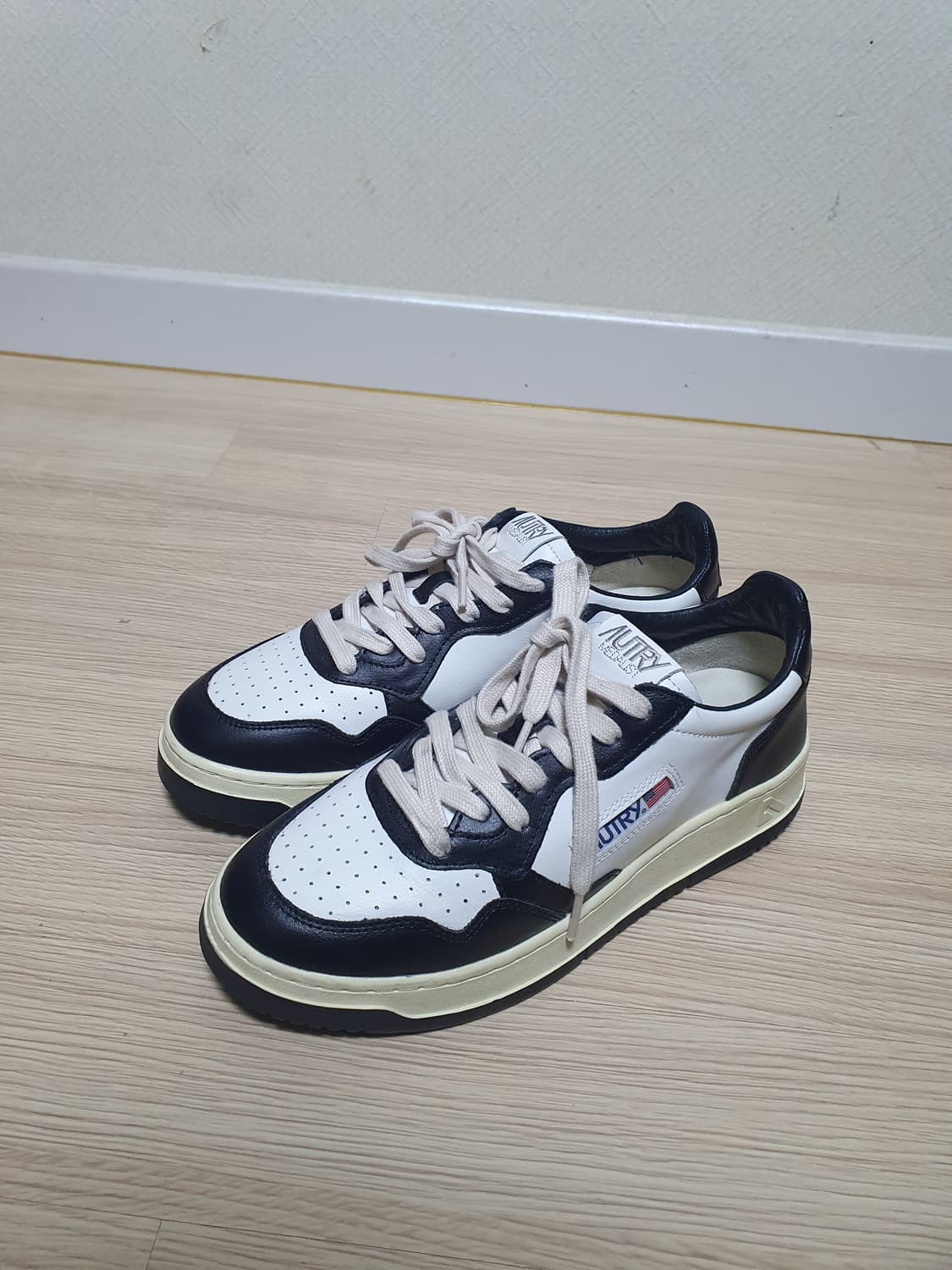 오트리 메달리스트 블랙/화이트 스니커즈 260~65 상품이미지4