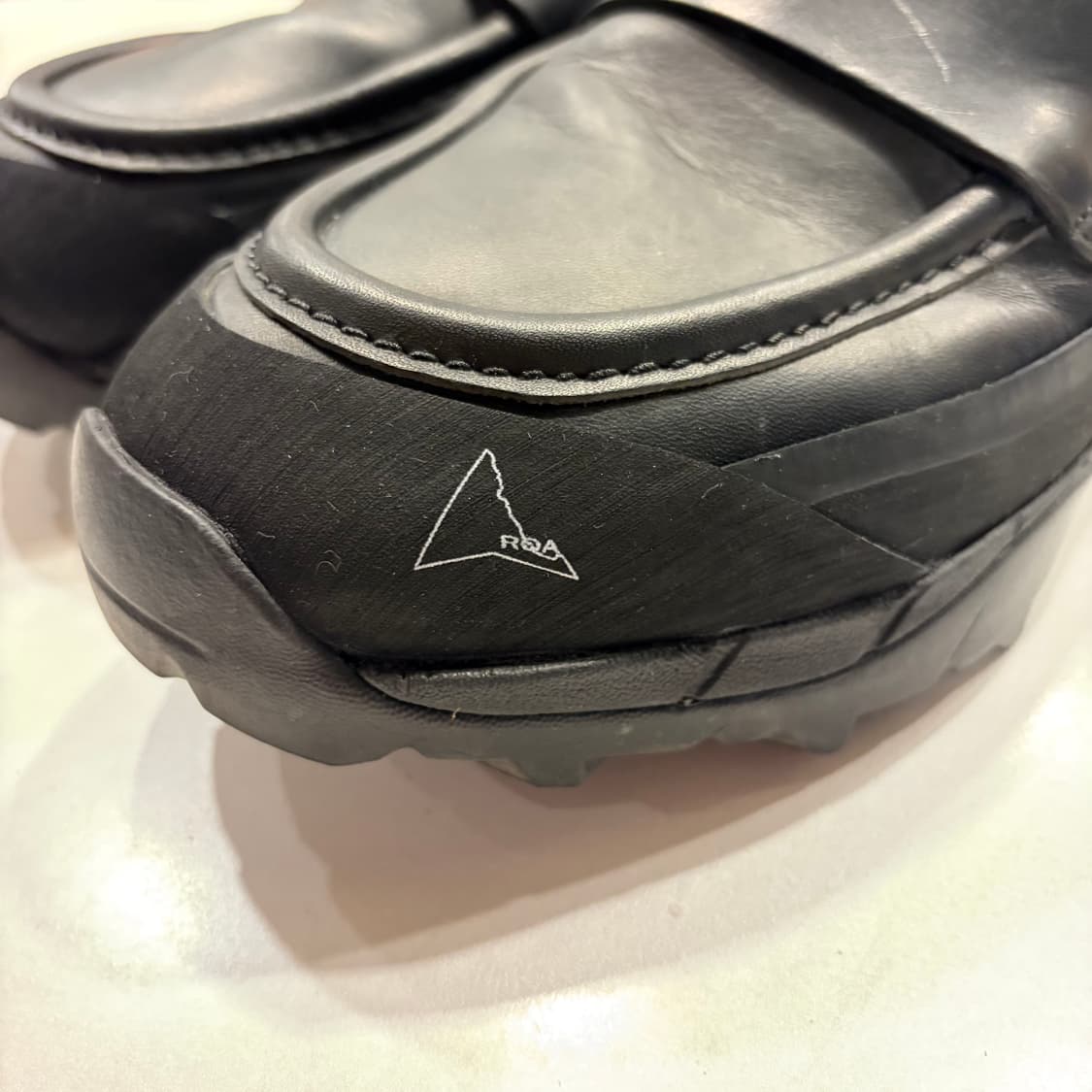 [275/43] ROA 로아 하이킹 비브람 올블랙 레더 로퍼 상품이미지4