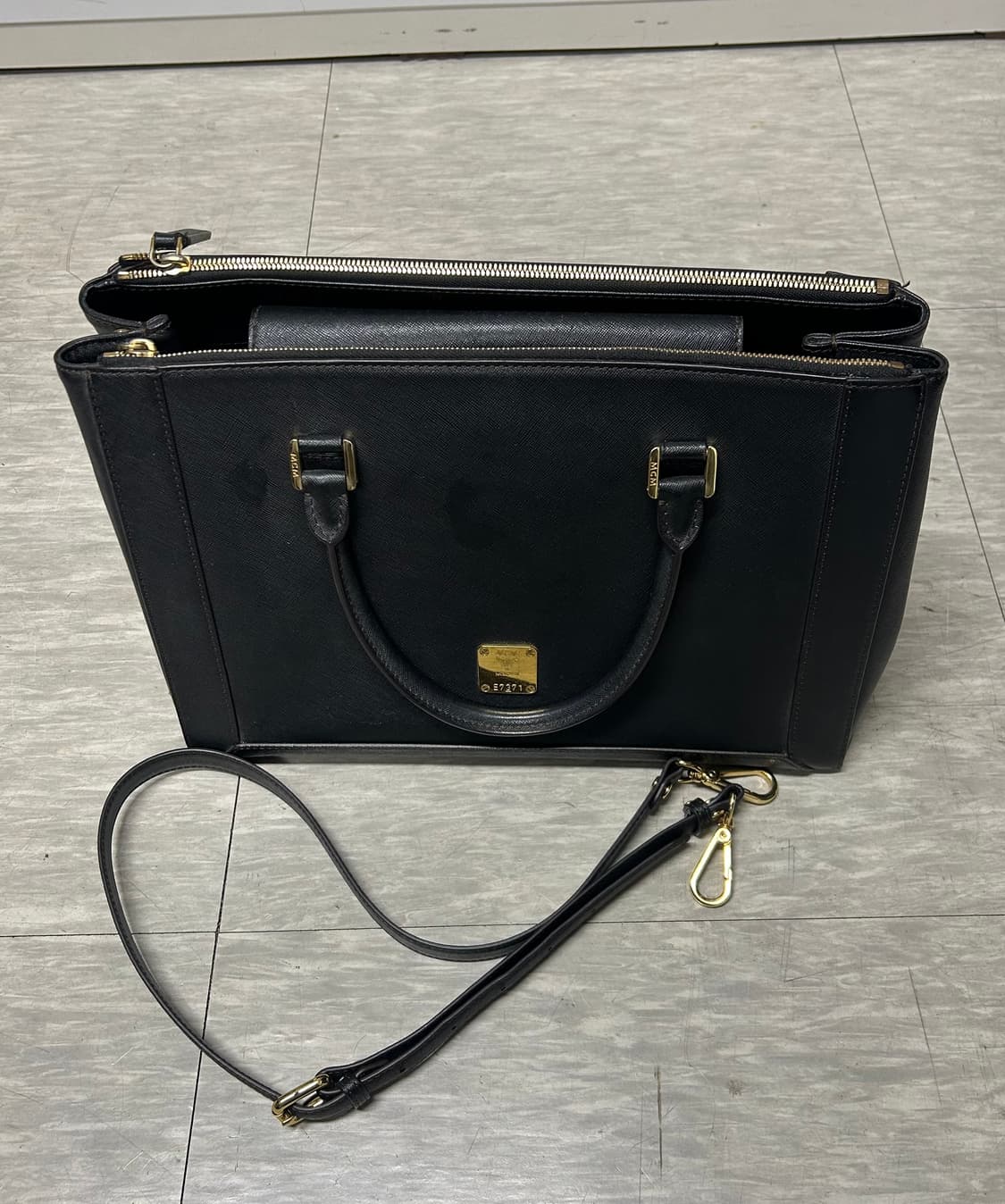 MCM 블랙 사피아노 레더 토트백 상품이미지3