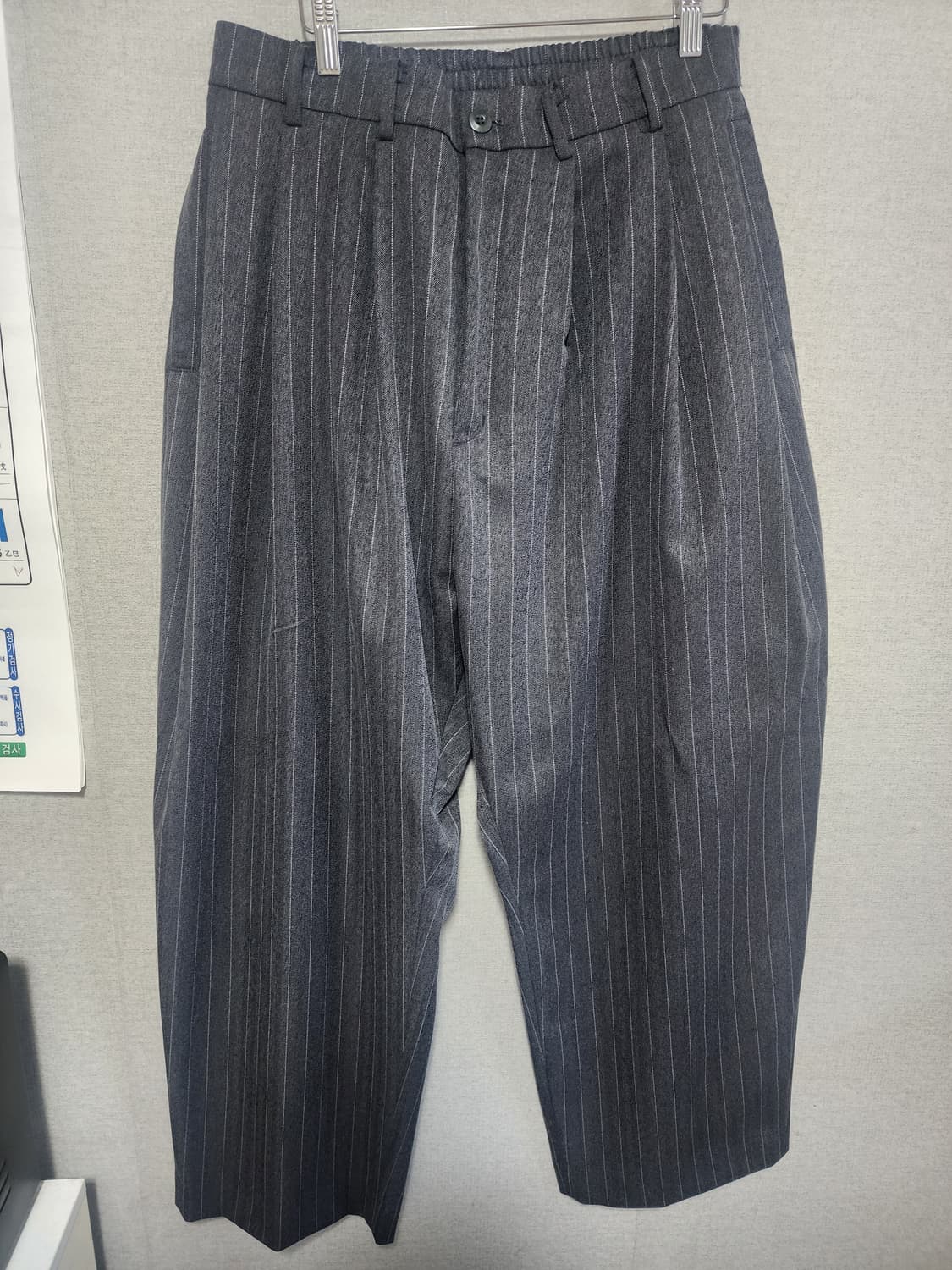 [2] 노운 와이드 테이퍼드 팬츠 스트라이프 차콜 상품이미지3
