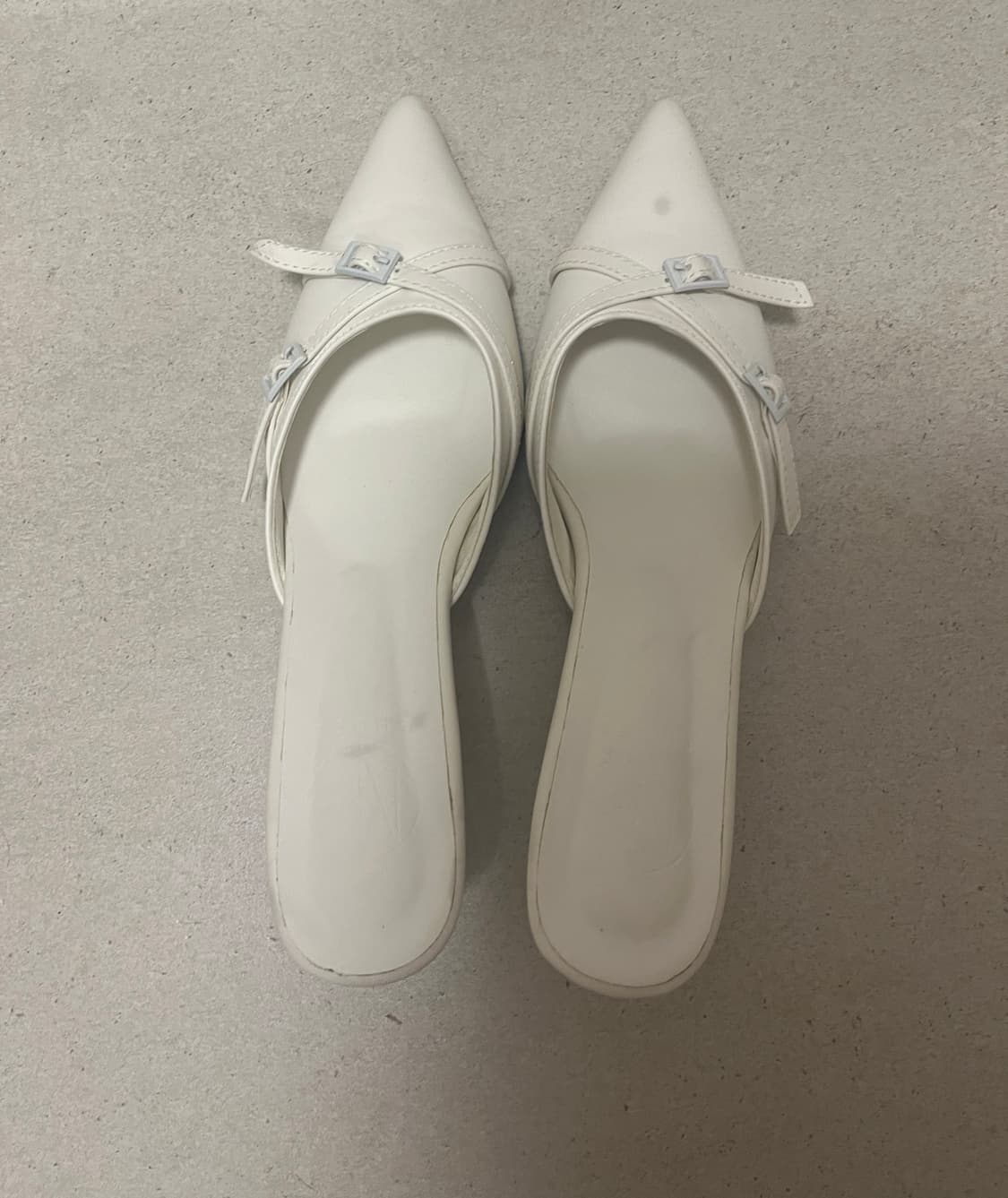 에이블리 흰색 스틸레토 뮬 구두 strap stiletto 윤비누 구두 상품이미지1