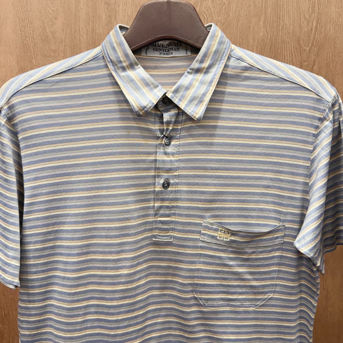 지방시 젠틀맨 스트라이프 카라 반팔 티셔츠 가슴포켓 디테일 상품이미지4