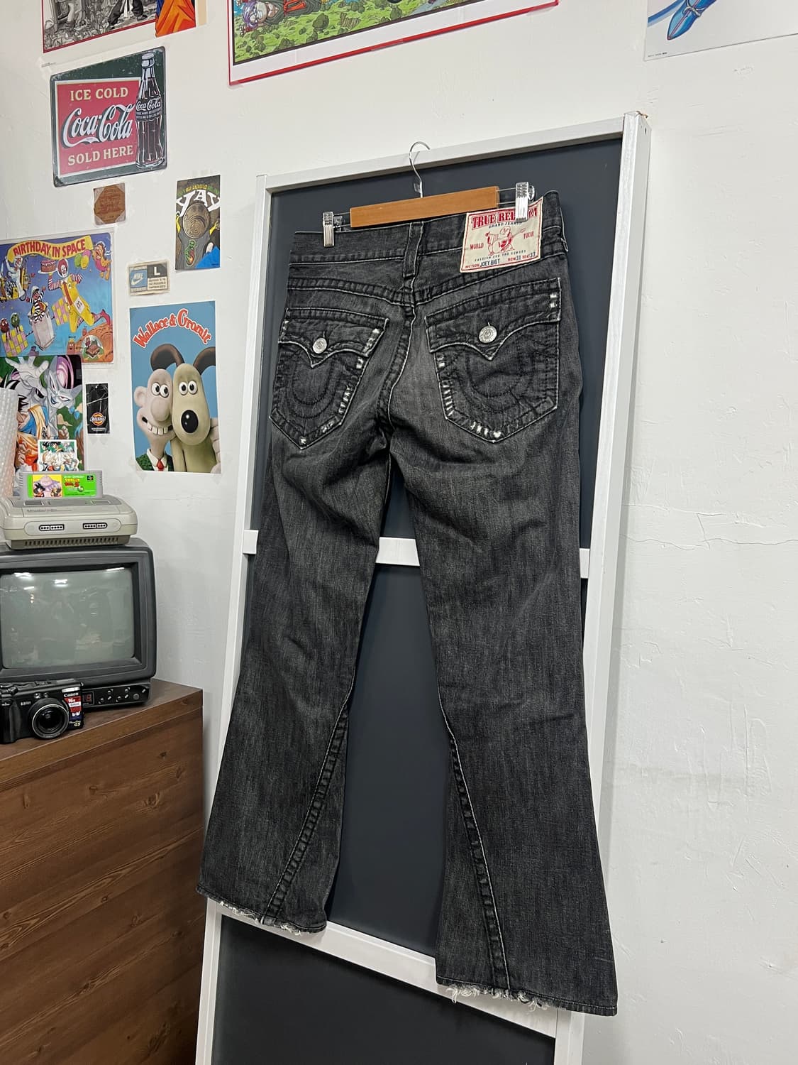 True Religion 트루릴리전 조이 빅 T 부츠컷 흑청 데님 팬츠 상품이미지1