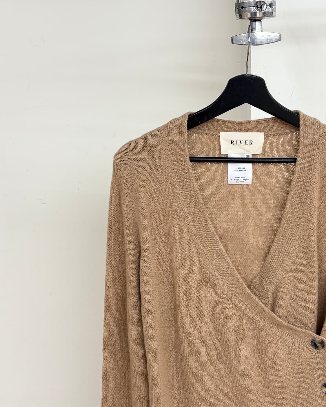 리버 브라운 버튼 울 캐시미어 랩 니트 상품이미지3