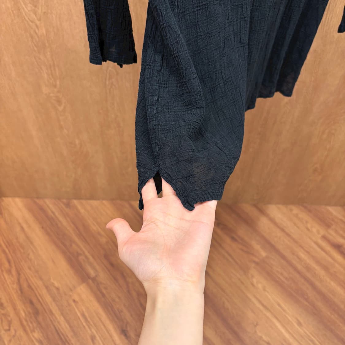 이세이미야케 플랜테이션 헨리넥 긴팔 티셔츠 하프 버튼업 슬릿 디테일 블랙 상품이미지6
