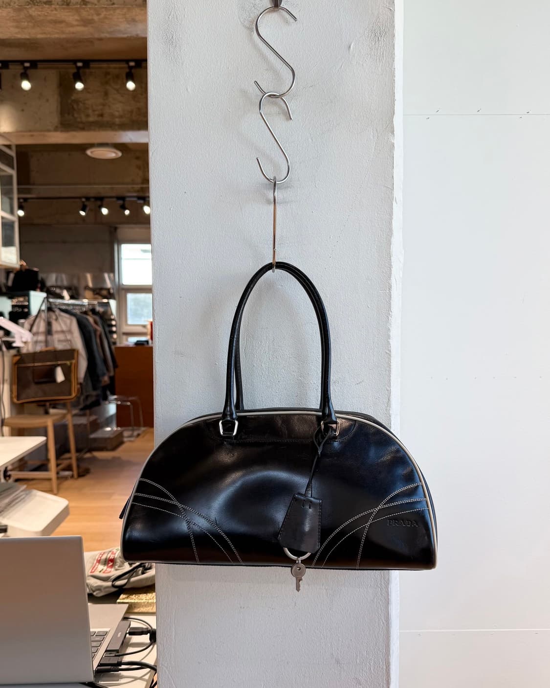 프라다 블랙 비텔로 드라이브 볼링백  상품이미지2