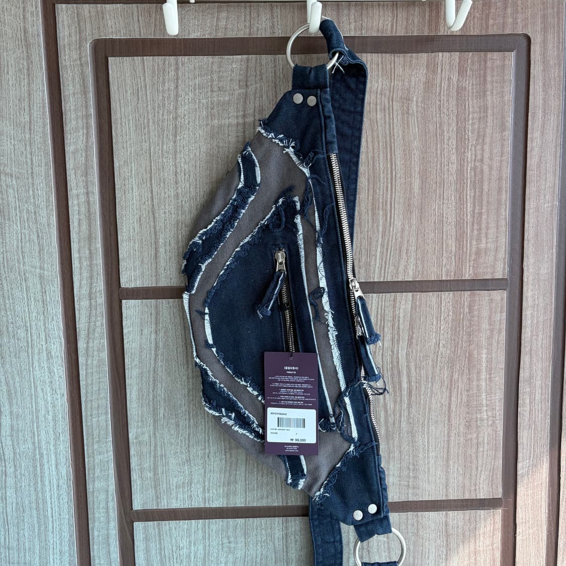 새상품(os) 비슬로우 커브드 라인 워싱 바디백 상품이미지1