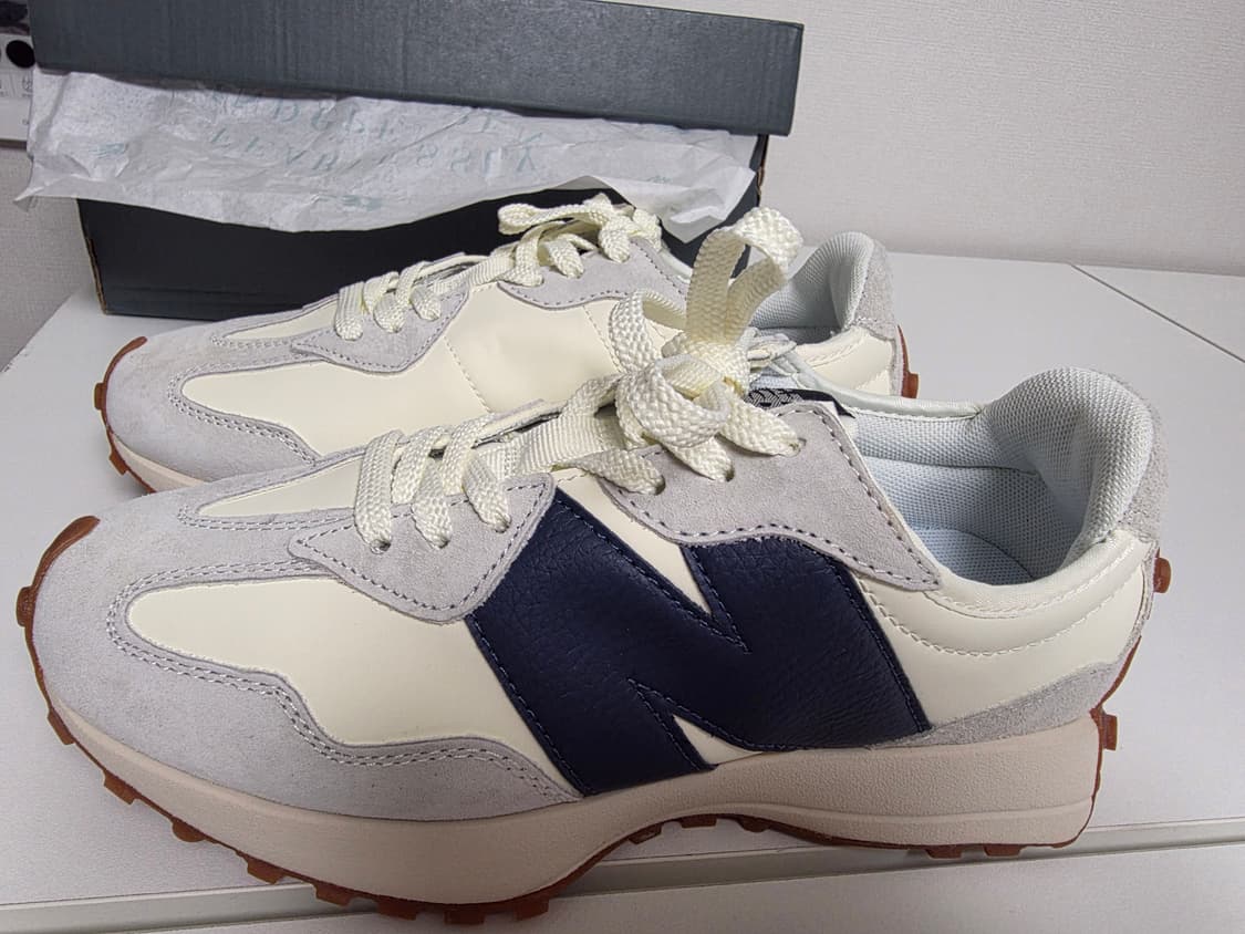뉴발란스 327 아이보리/네이비 컬러 스니커즈 상품이미지2