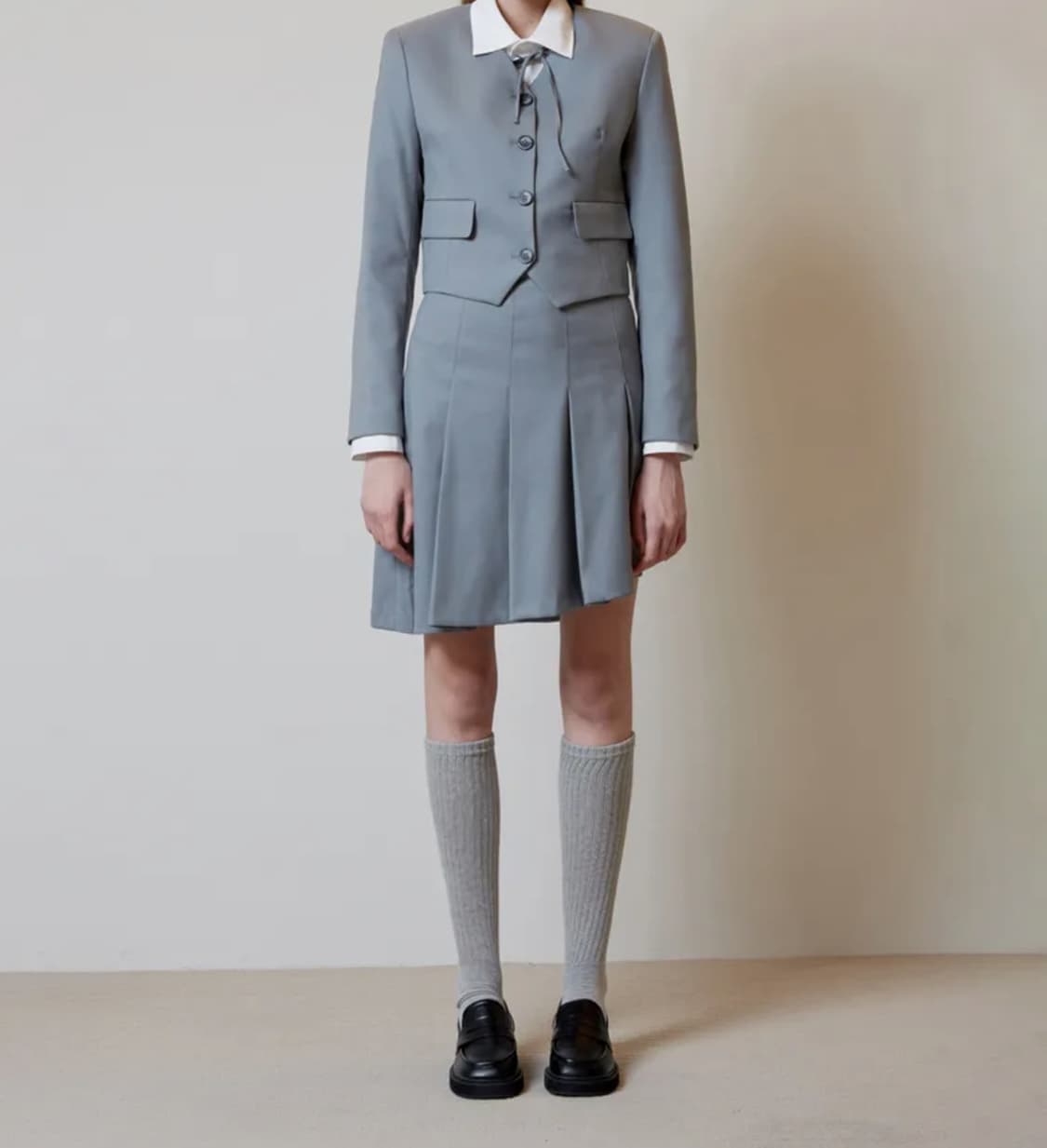 오아이오아이 DIAGONAL PLEATS SKIRT LIGHT GREY 상품이미지3