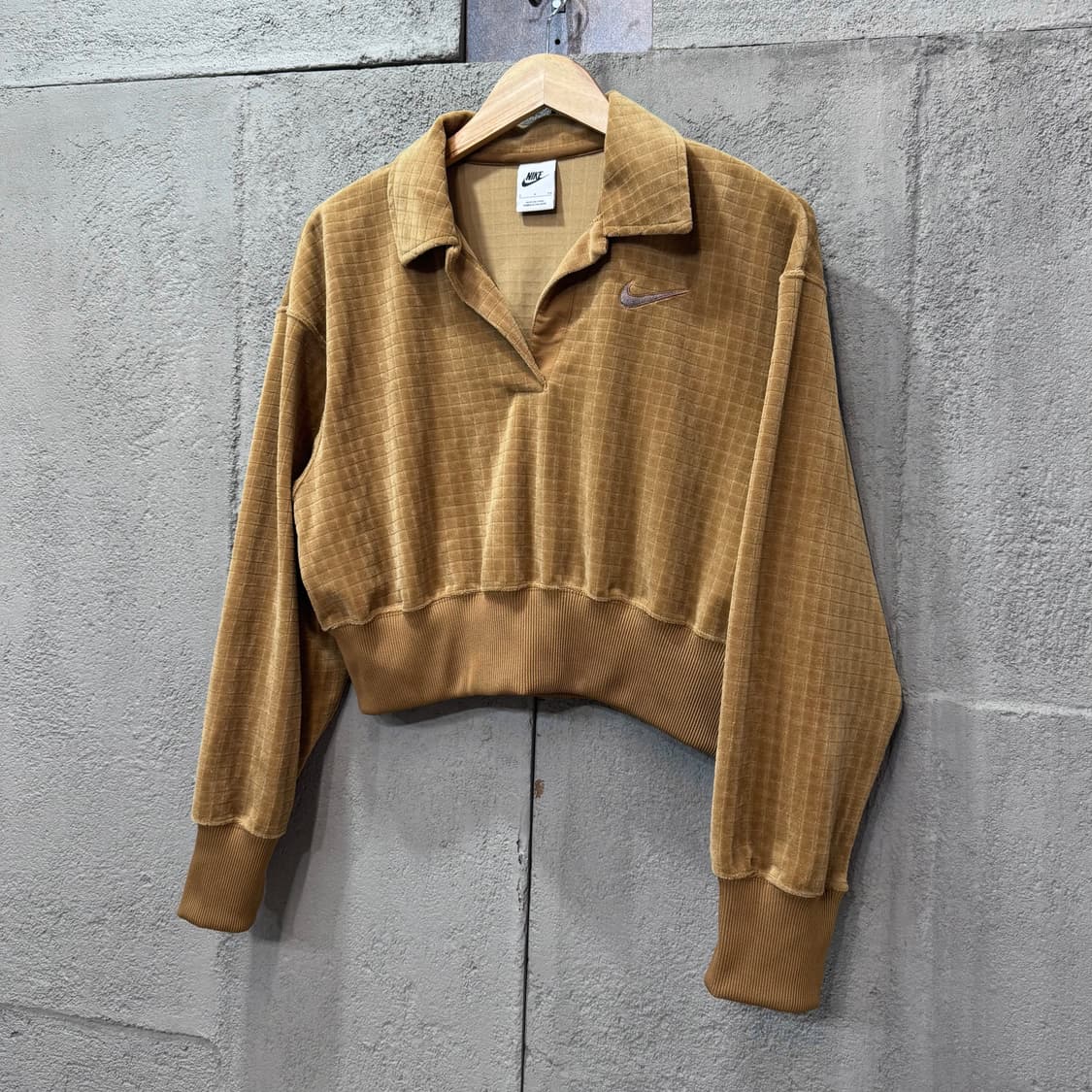 나이키 우먼스 벨루어 폴로 크롭 셔츠 (S)   상품이미지1