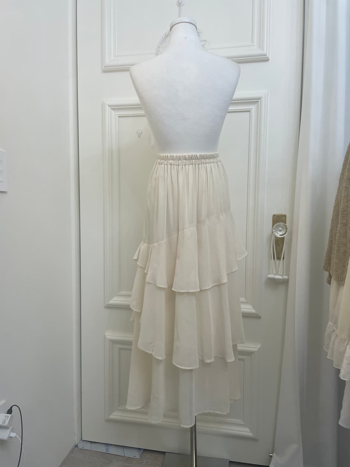 ivory layered back banding long skirt 상품이미지3