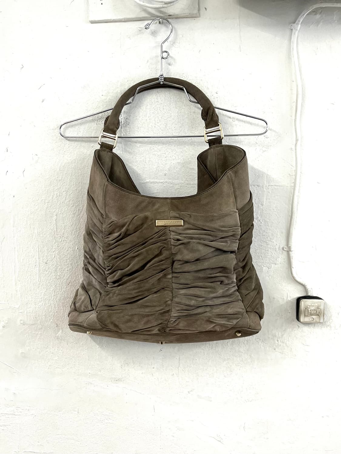 버버리 프로섬 셔링 스웨이드 레더 호보백 상품이미지1