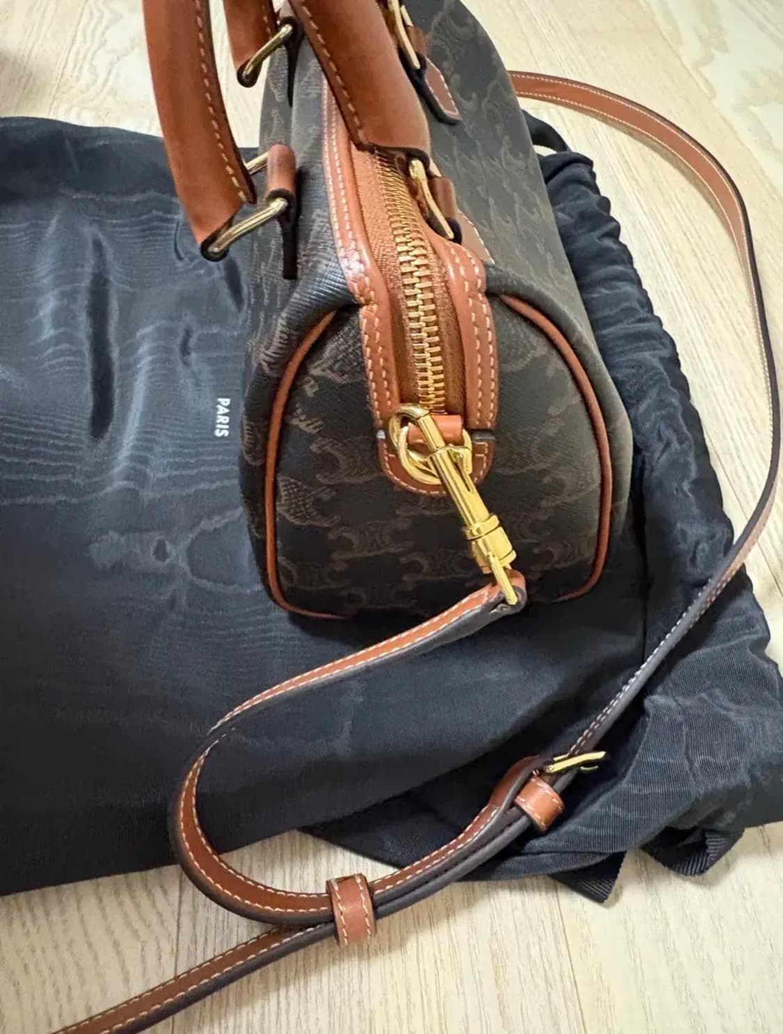 셀린느 스몰 보스턴 트리옹프 캔버스 카프스킨 상품이미지4