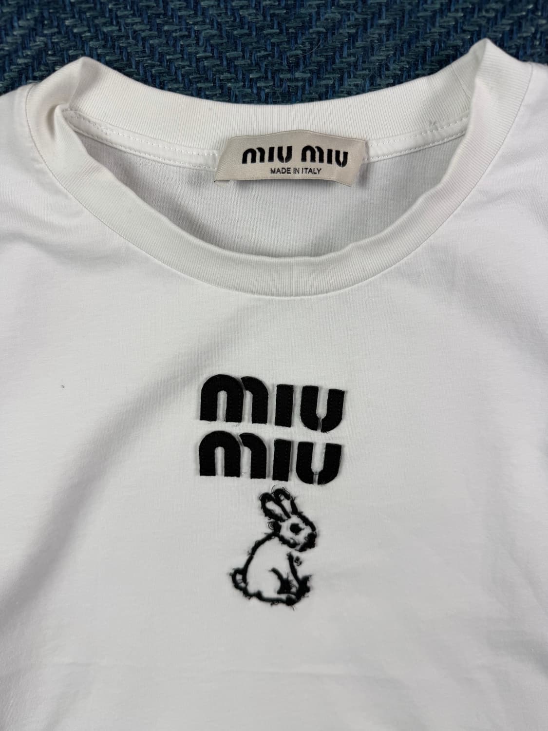 미우미우(Miu Miu) 로고 & 래빗 자수 화이트 반팔 티셔츠 상품이미지5