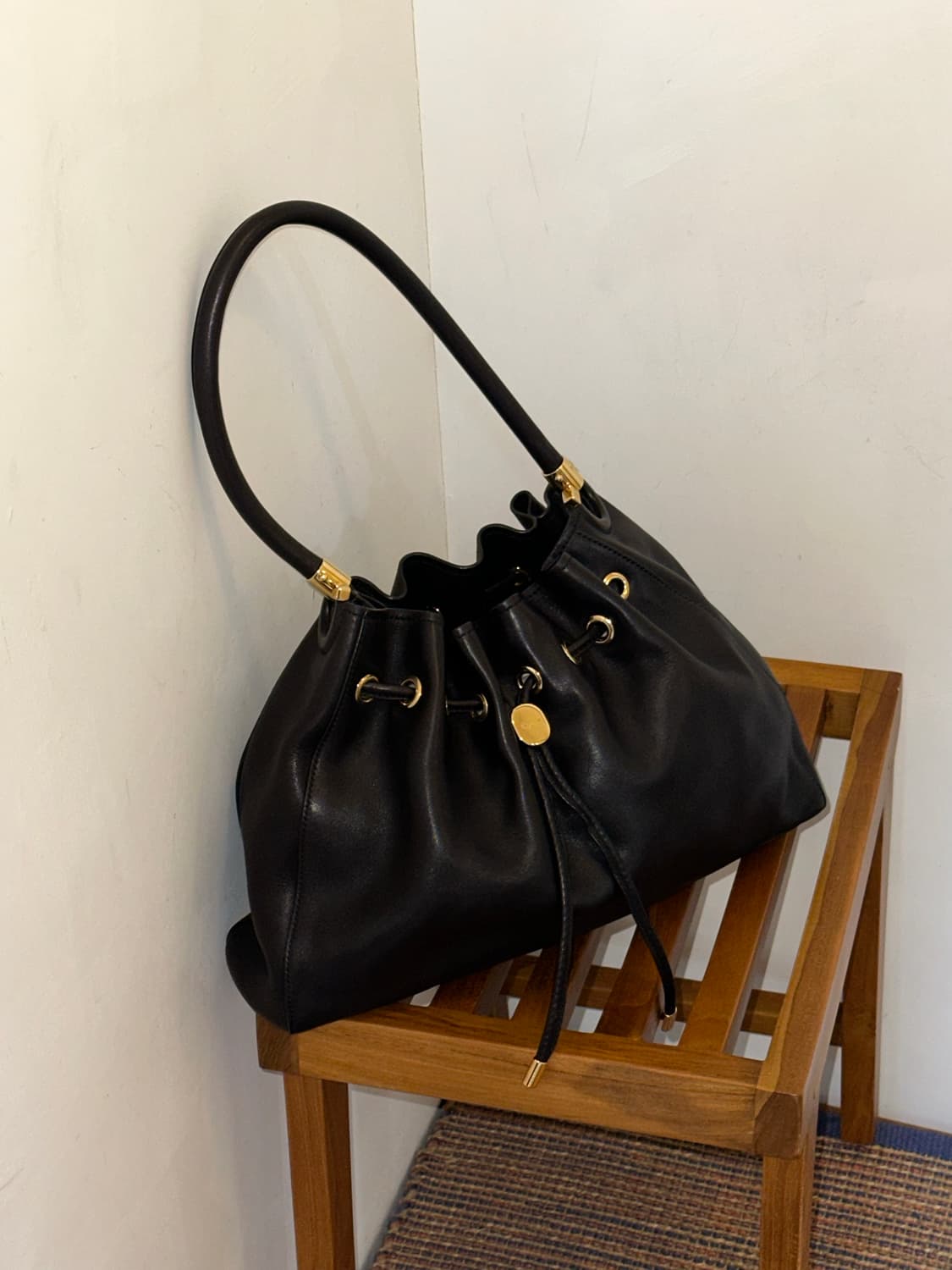 페레가모 블랙 금장 버킷백 상품이미지1