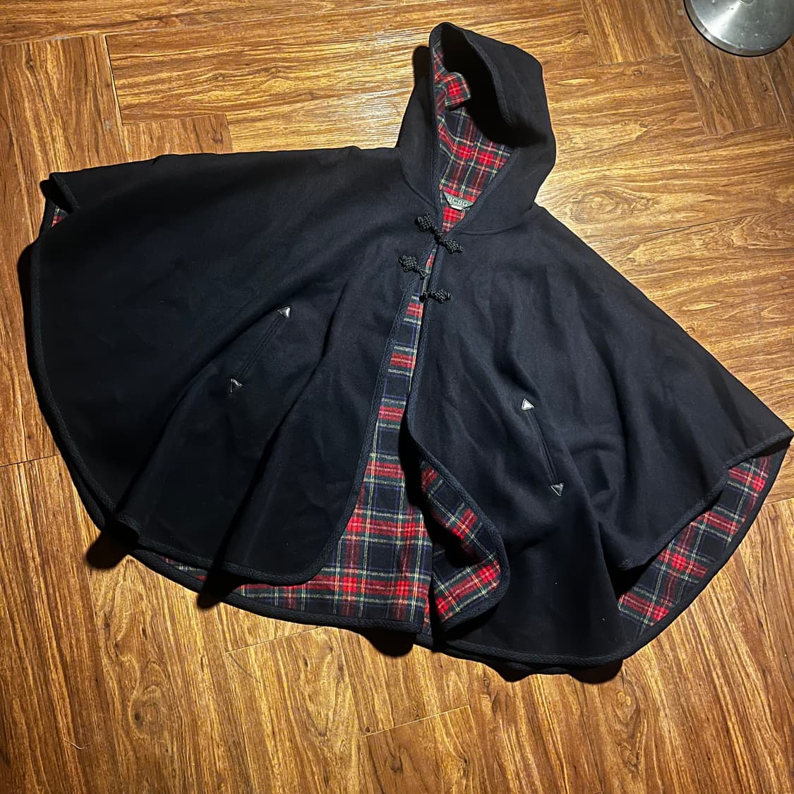 BCBG WOOL TOGGLE NAVY PONCHO 상품이미지4