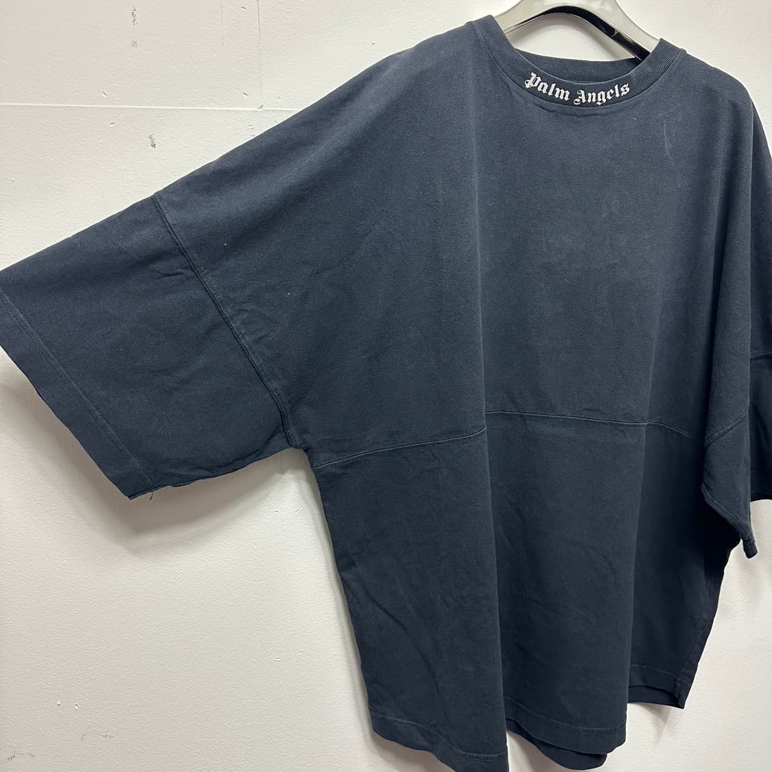 팜엔젤스 넥라인 백로고 티셔츠  상품이미지4