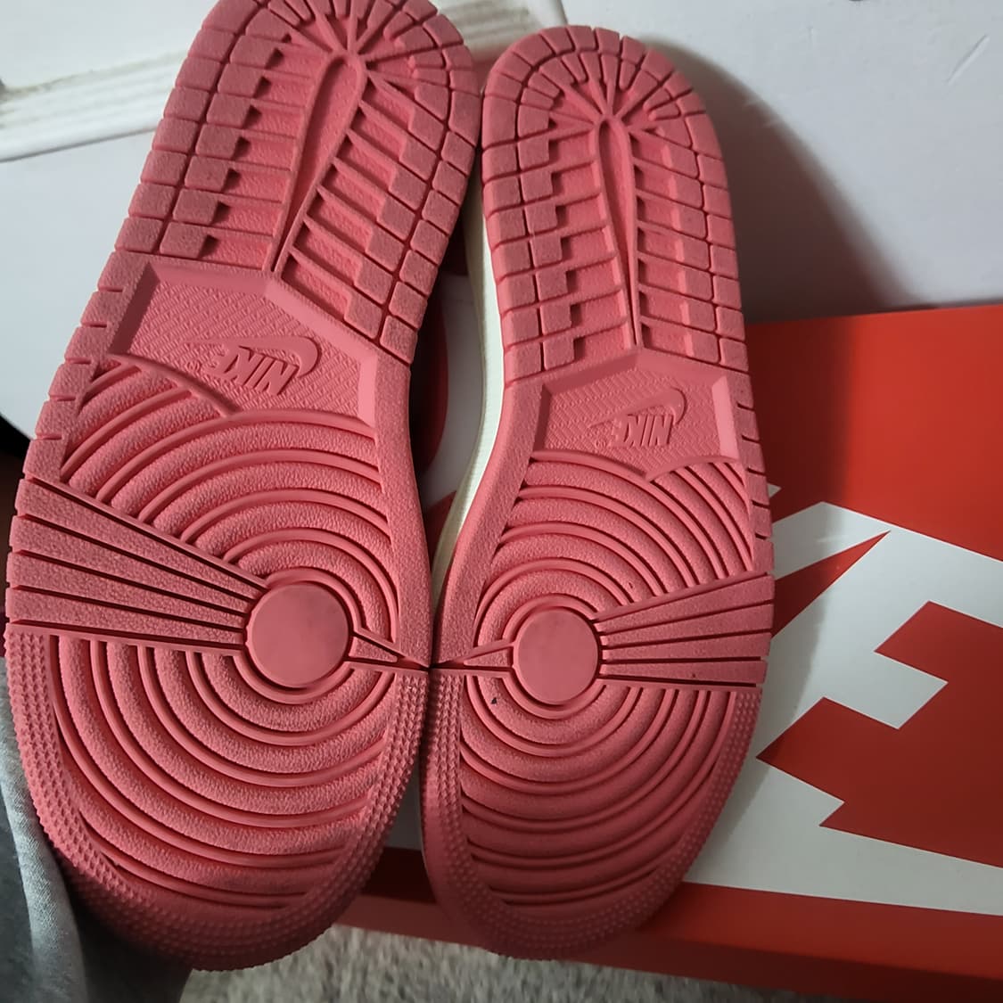 나이키 에어조던 1 미드 하이탑 스니커즈 딸기우유 235 상품이미지5