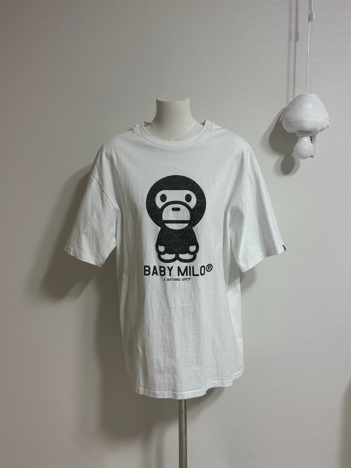 베이프 컬리지 모노그램 베이비 마일로 티셔츠 화이트 블랙 상품이미지1