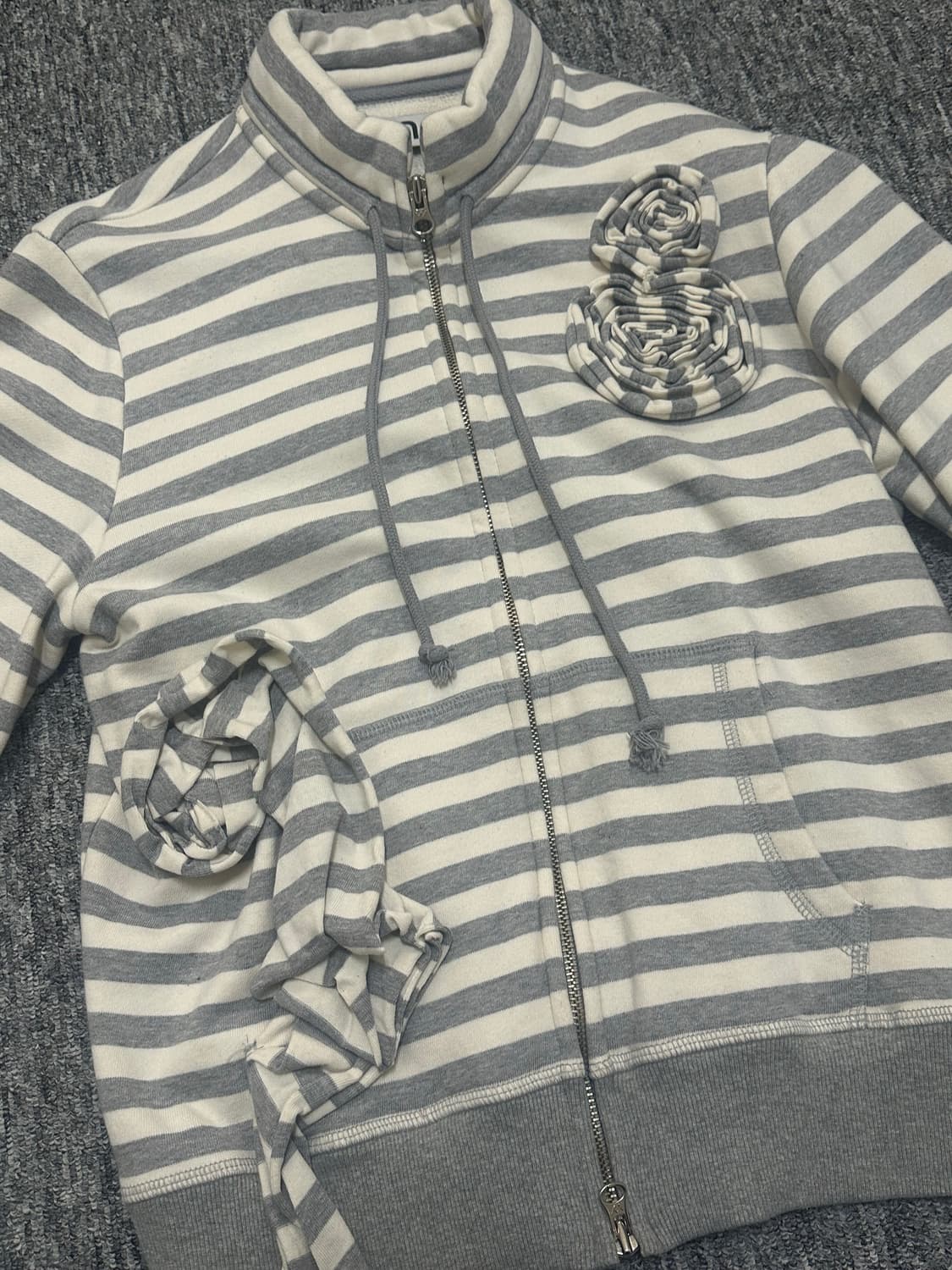 Open yy 오픈와이와이 아플리케 그레이 집업 재킷 상품이미지2