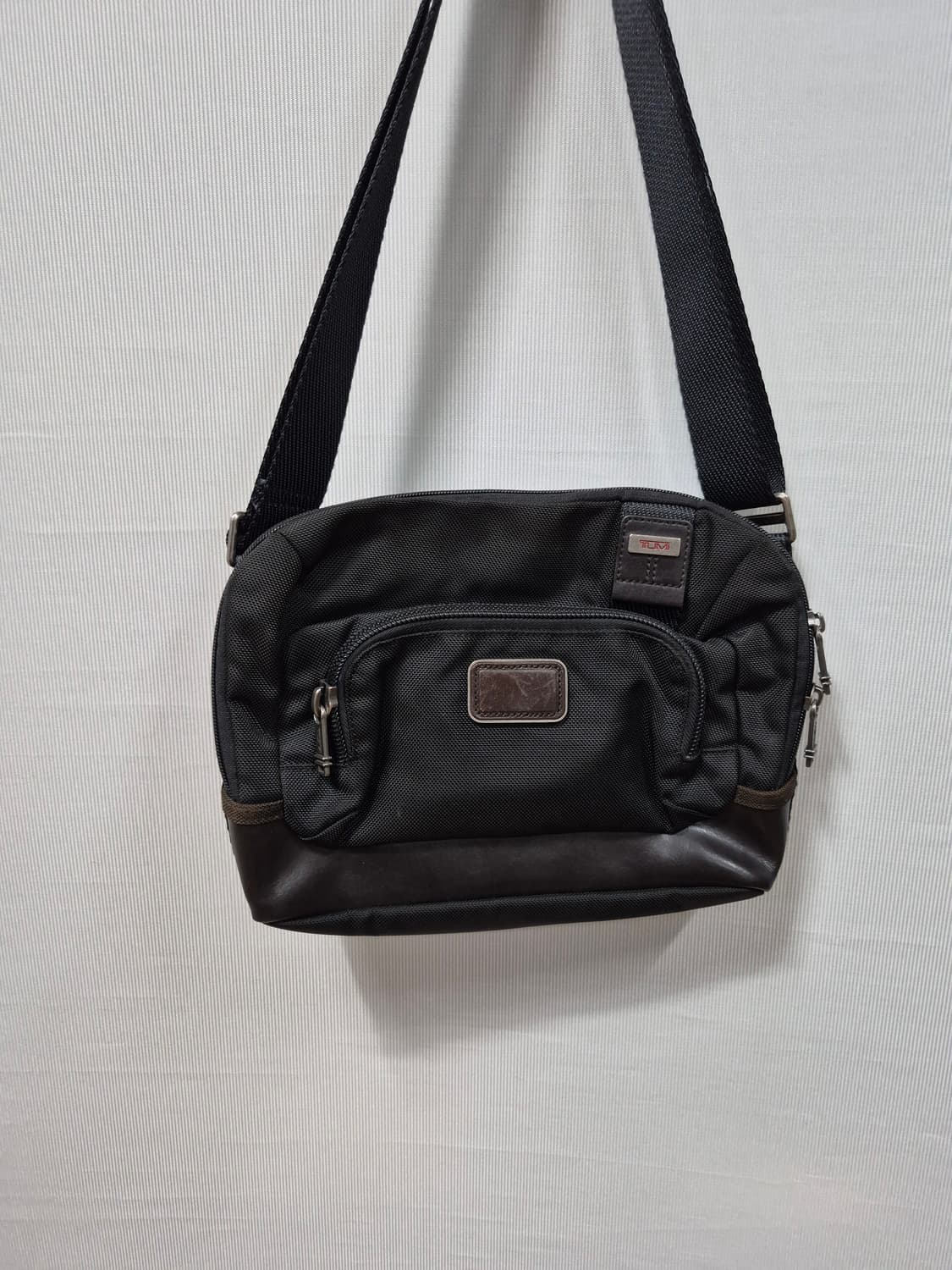 TUMI 투미 블랙 크로스백 222305HK2 상품이미지1