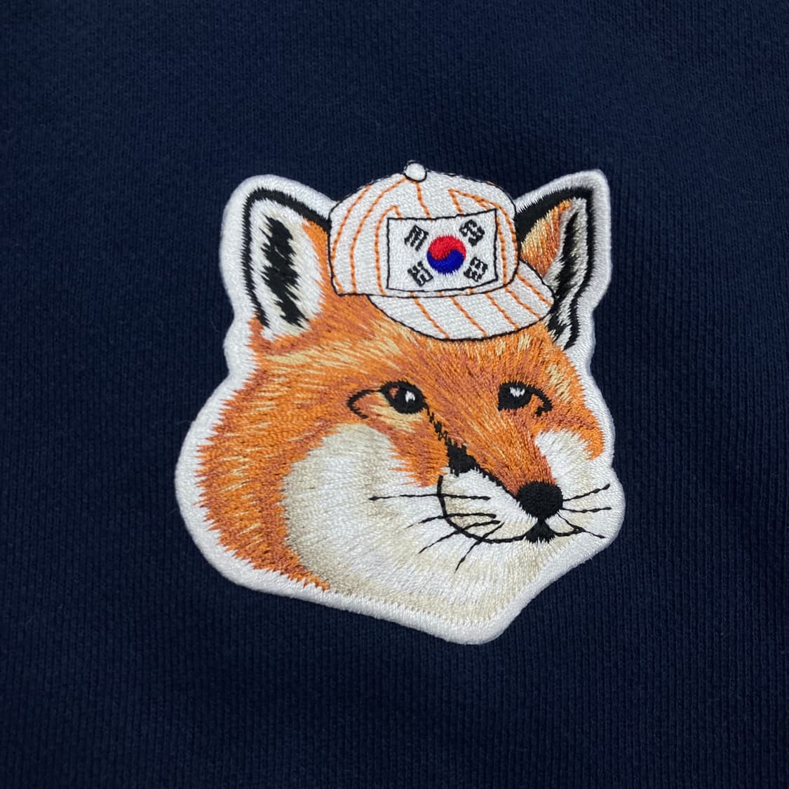 메종키츠네 네이비 컬러 태극기 폭스 헤드 로고 맨투맨 상품이미지2
