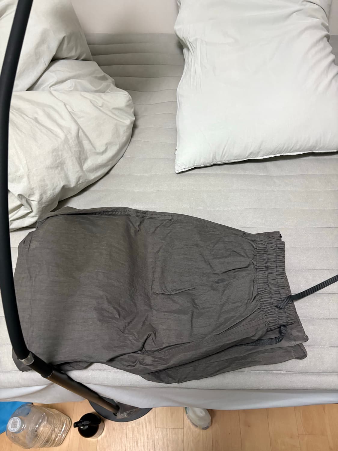 1 슬릭앤이지 차콜 나일론 팬츠 상품이미지1