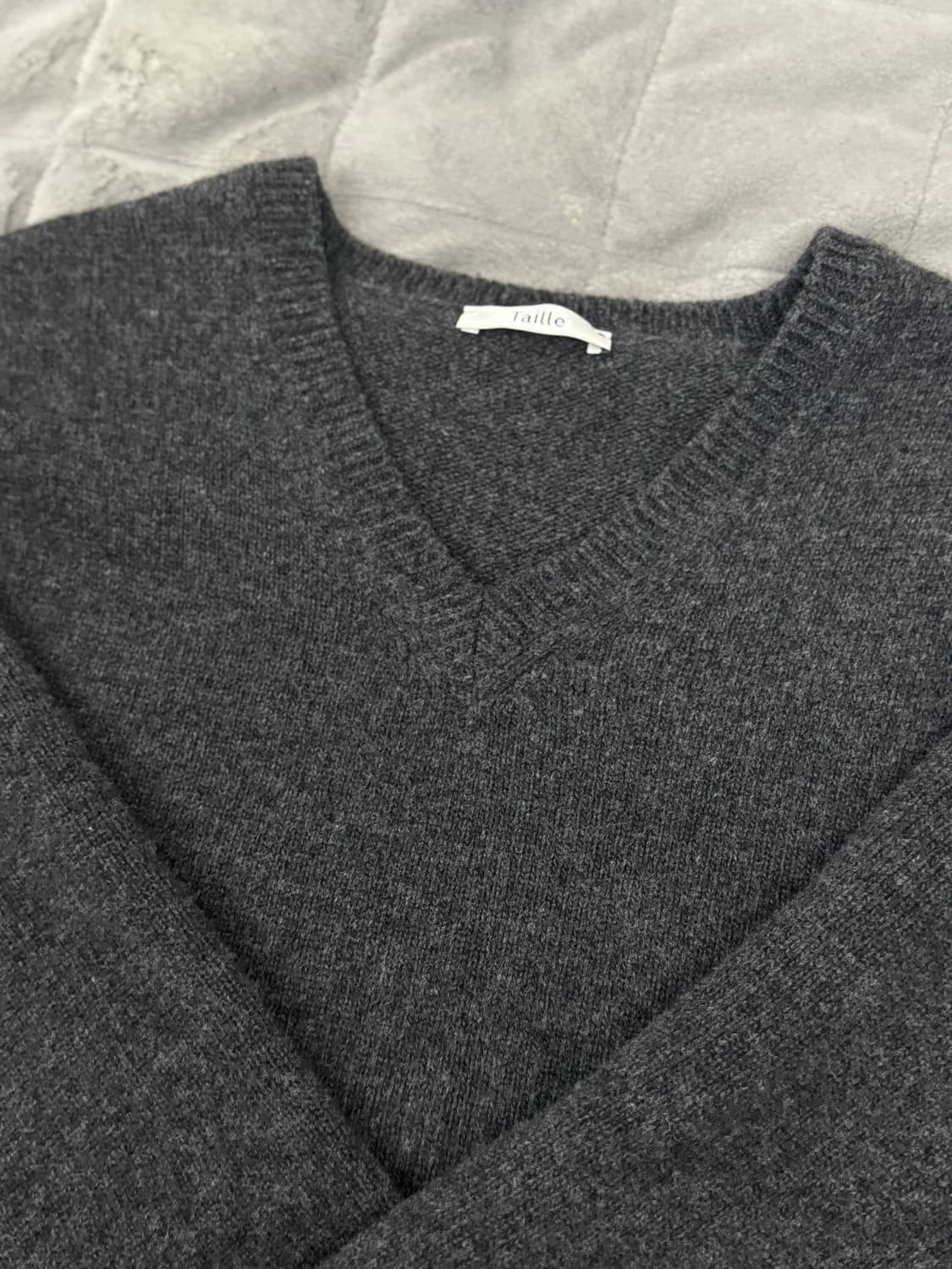 [2] Taille 타일레 브이넥 니트 챠콜, 그레이 상품이미지3