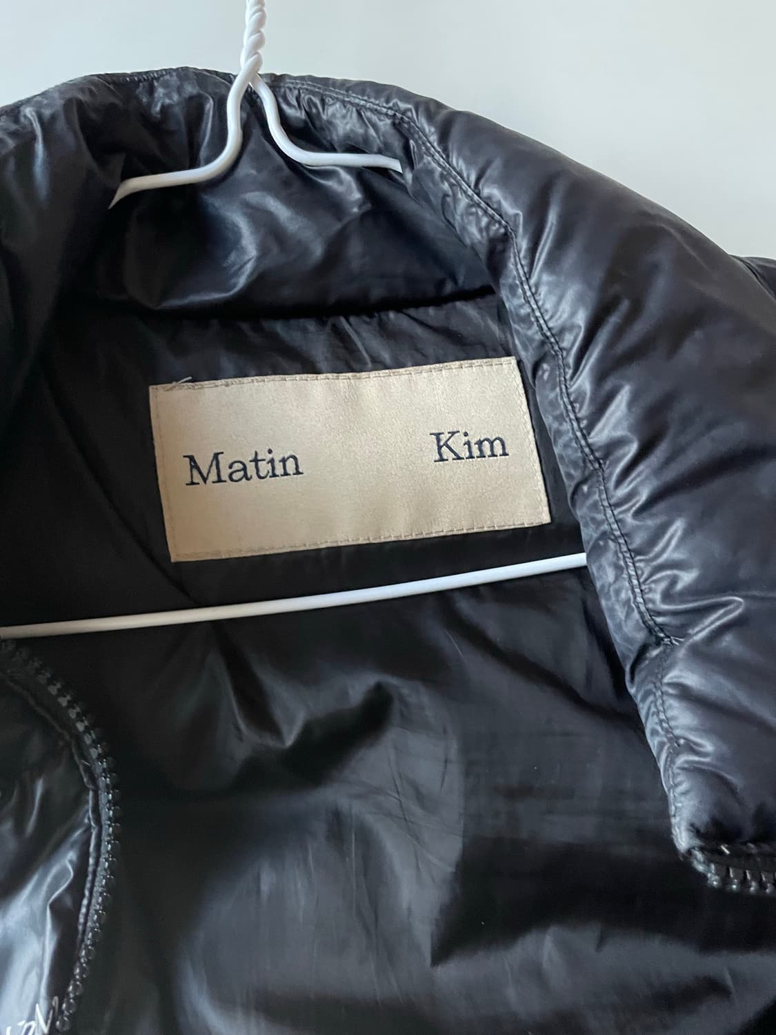 GLOSSY PUFFER JACKET IN BLACK 상품이미지4