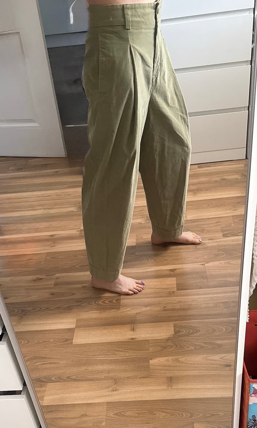 [COS] 코스 투턱 허리밴딩 코듀로이 치노 팬츠 착샷 상품이미지10