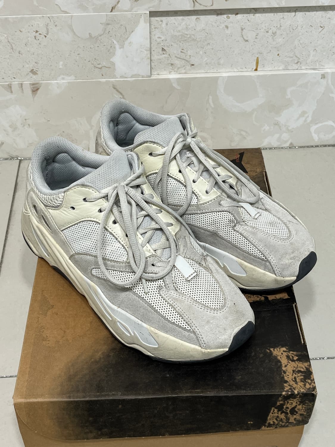 275) 이지부스트 700 아날로그 상품이미지1