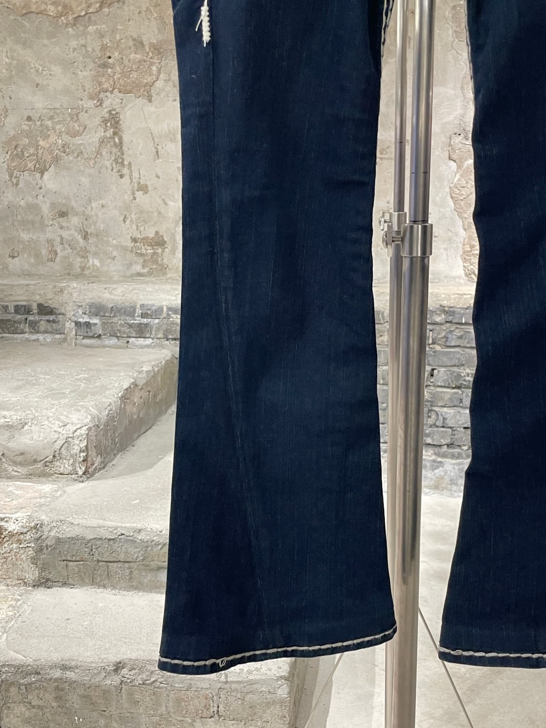 트루 릴리전 조이 슈퍼T 진청 부츠컷 데님 팬츠 상품이미지4