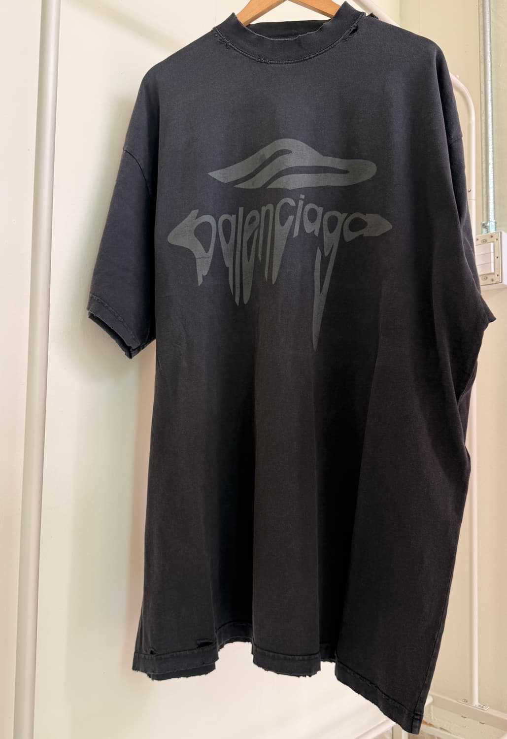 발렌시아가(Balenciaga)의 메탈릭 로고 프린트 티셔츠  상품이미지2