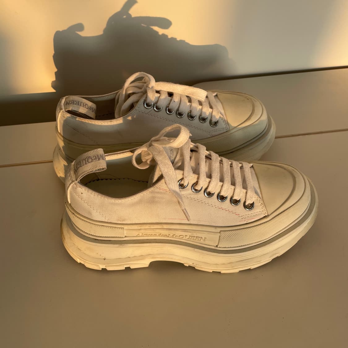 알렉산더 맥퀸 트레드 슬릭 로우탑 스니커즈 상품이미지4