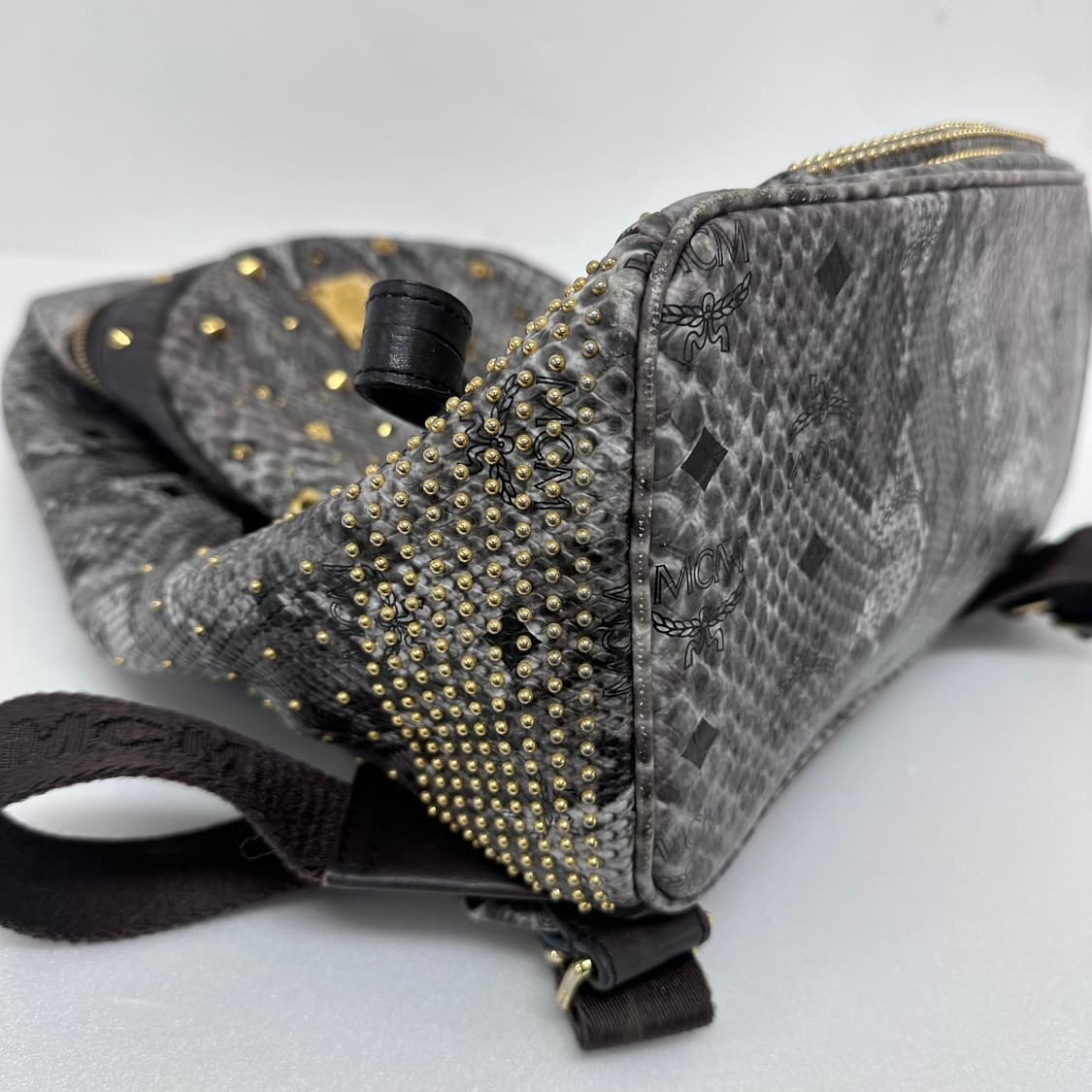 엠씨엠 MCM 아머 백팩 / 뱀피 스터드 백팩 /정품 게런티카드 보유 상품이미지7