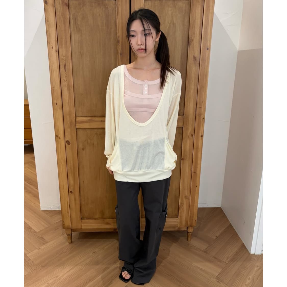 체메씨 루즈 딥 넥 롱슬리브 크림 티셔츠 상품이미지4