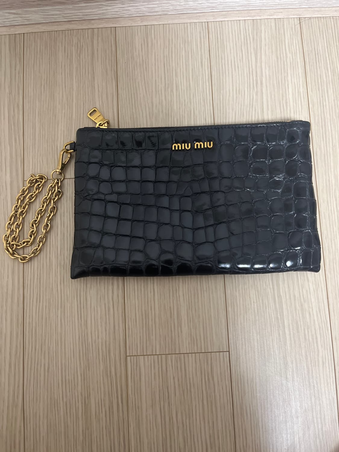 미우미우 블랙 크로코 체인 클러치 상품이미지1