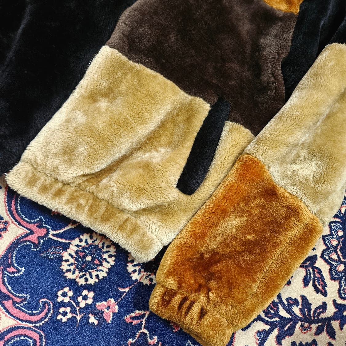 어반아웃피터스 Faux Fur UO 패치 워크 집업 자켓  상품이미지2