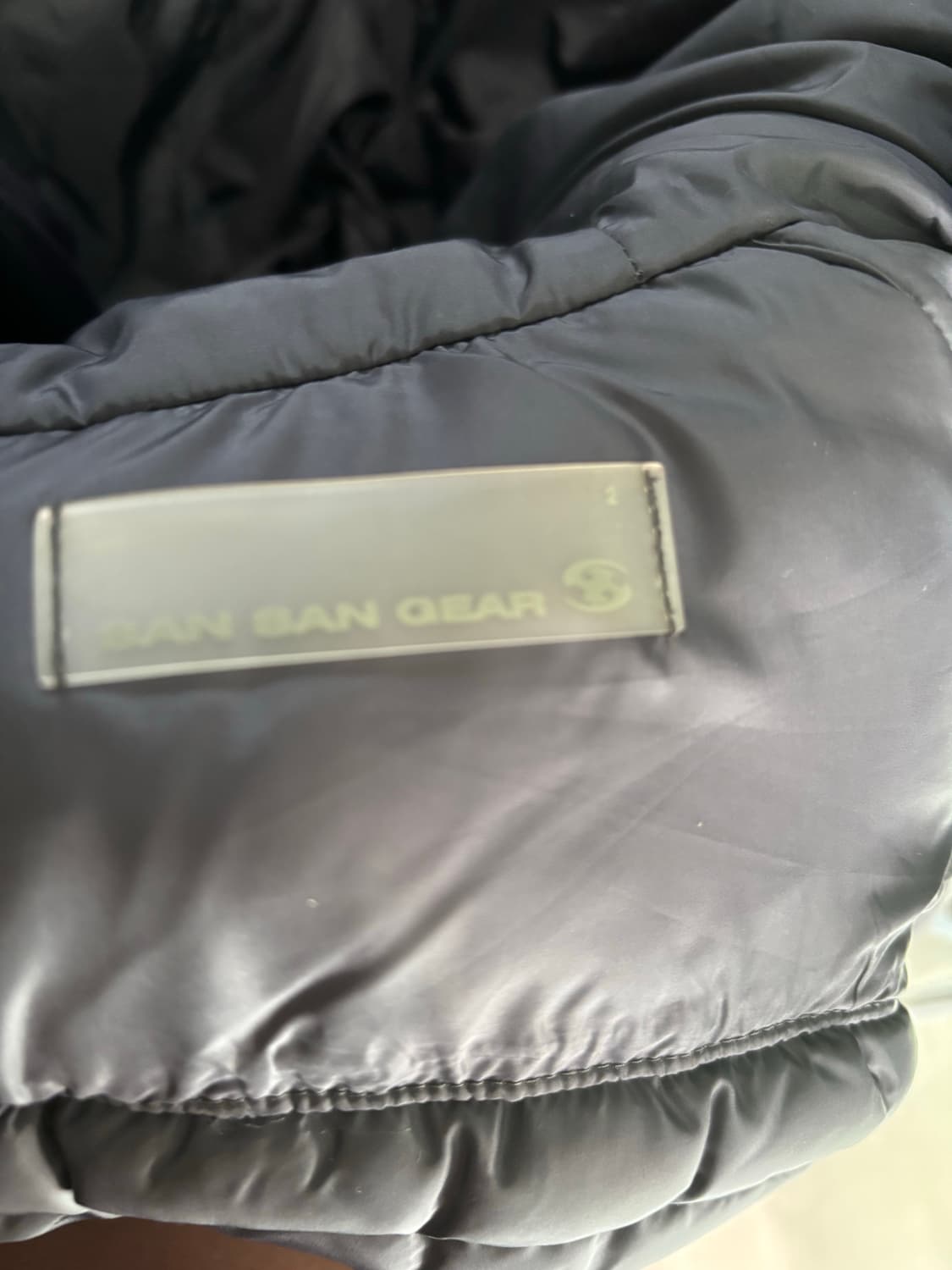 24fw 산산기어 블랙 경량패딩 상품이미지3