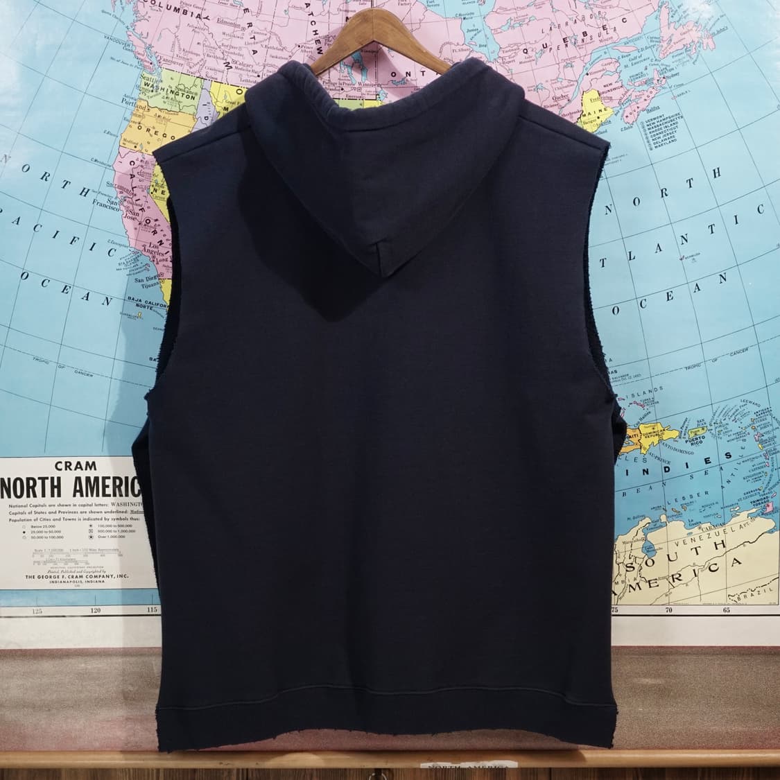 엠부쉬 23FW 아카데미 후드 베스트 상품이미지4